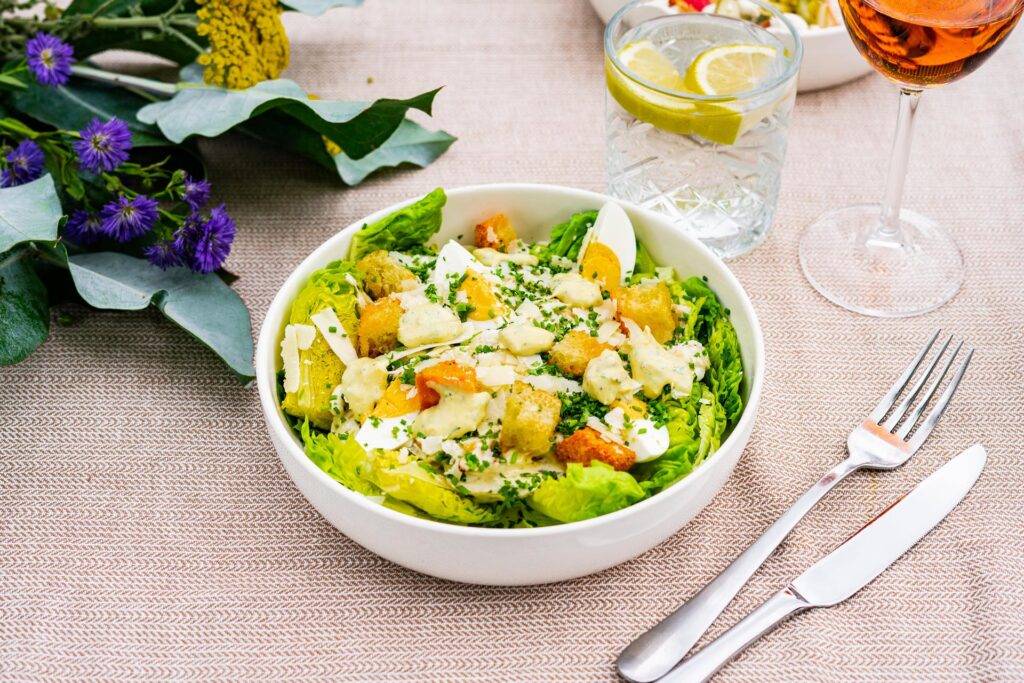 Salade van gegrilde witlof met caesar dressing en croutons