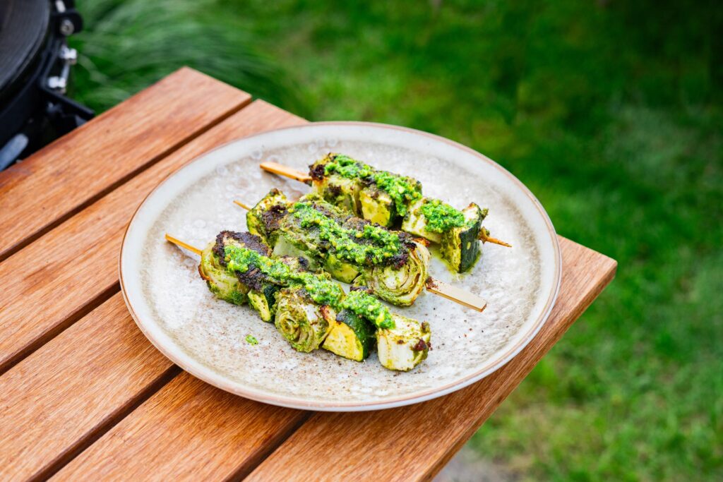 Spiesjes van witlof courgette en aubergine met pesto rub