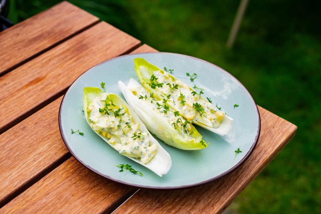 Witlof bootjes met een salade van ei en tuinkers