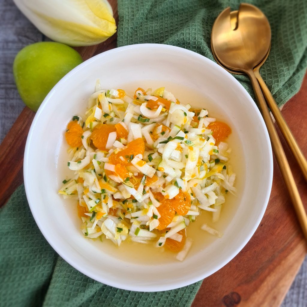 Witlofsalade met appel en mandarijn
