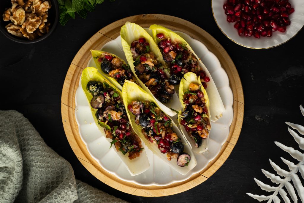 Gevulde witlof blaadjes met granaatappel